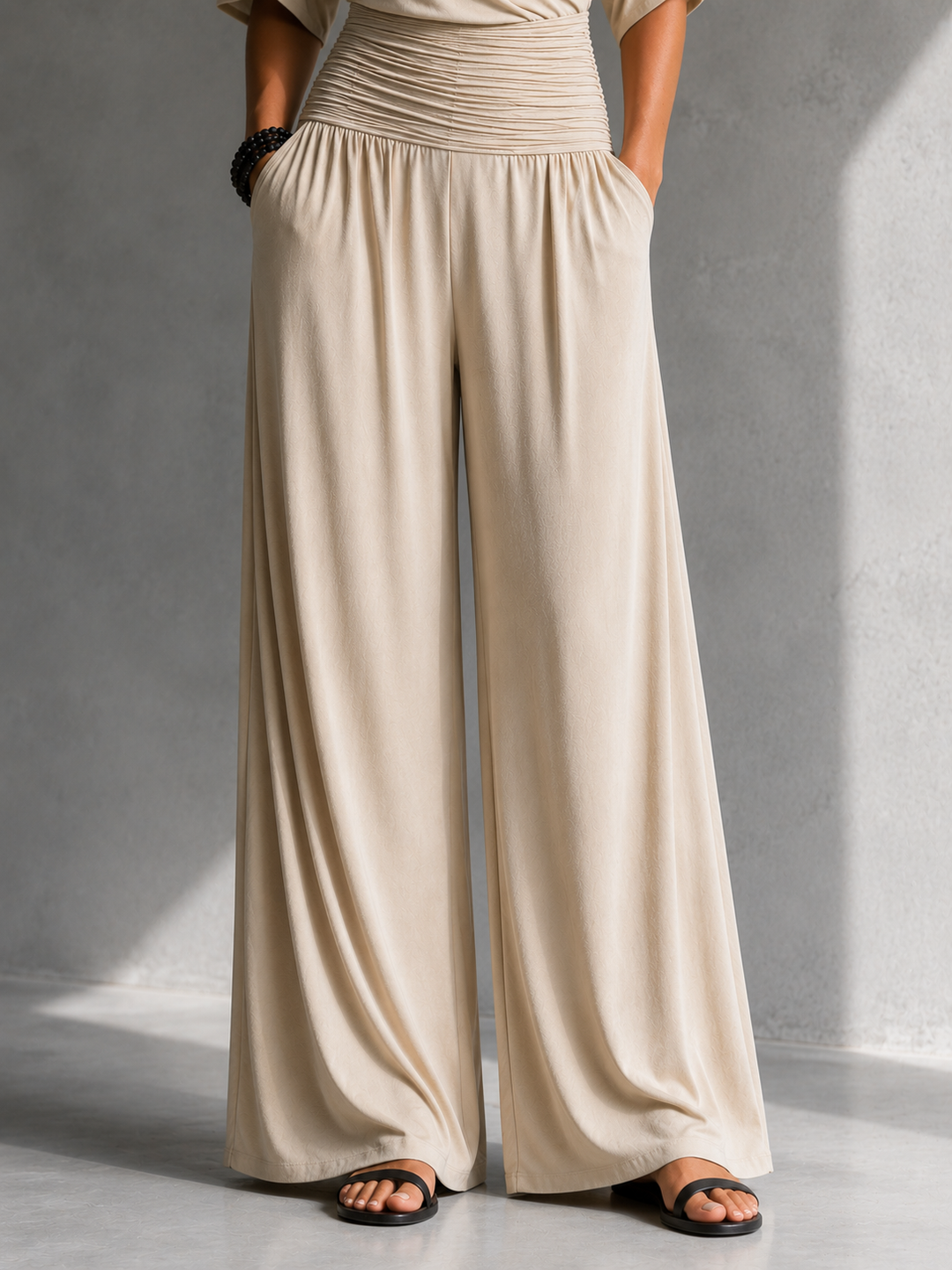 Alia | Combinación elegante con efecto cruzado y piernas anchas