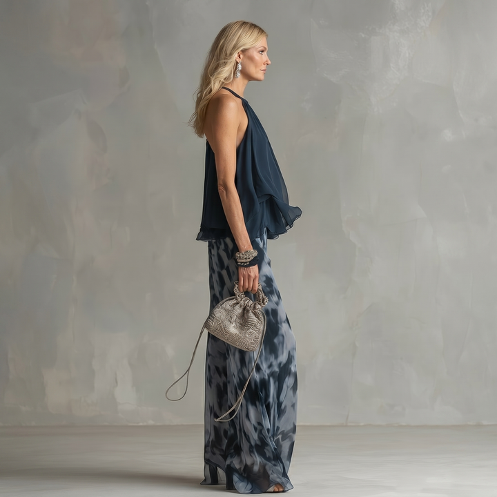 Ludovica - un elegante conjunto de chiffon que presenta una blusa de cuello alto y pantalones anchos estampados